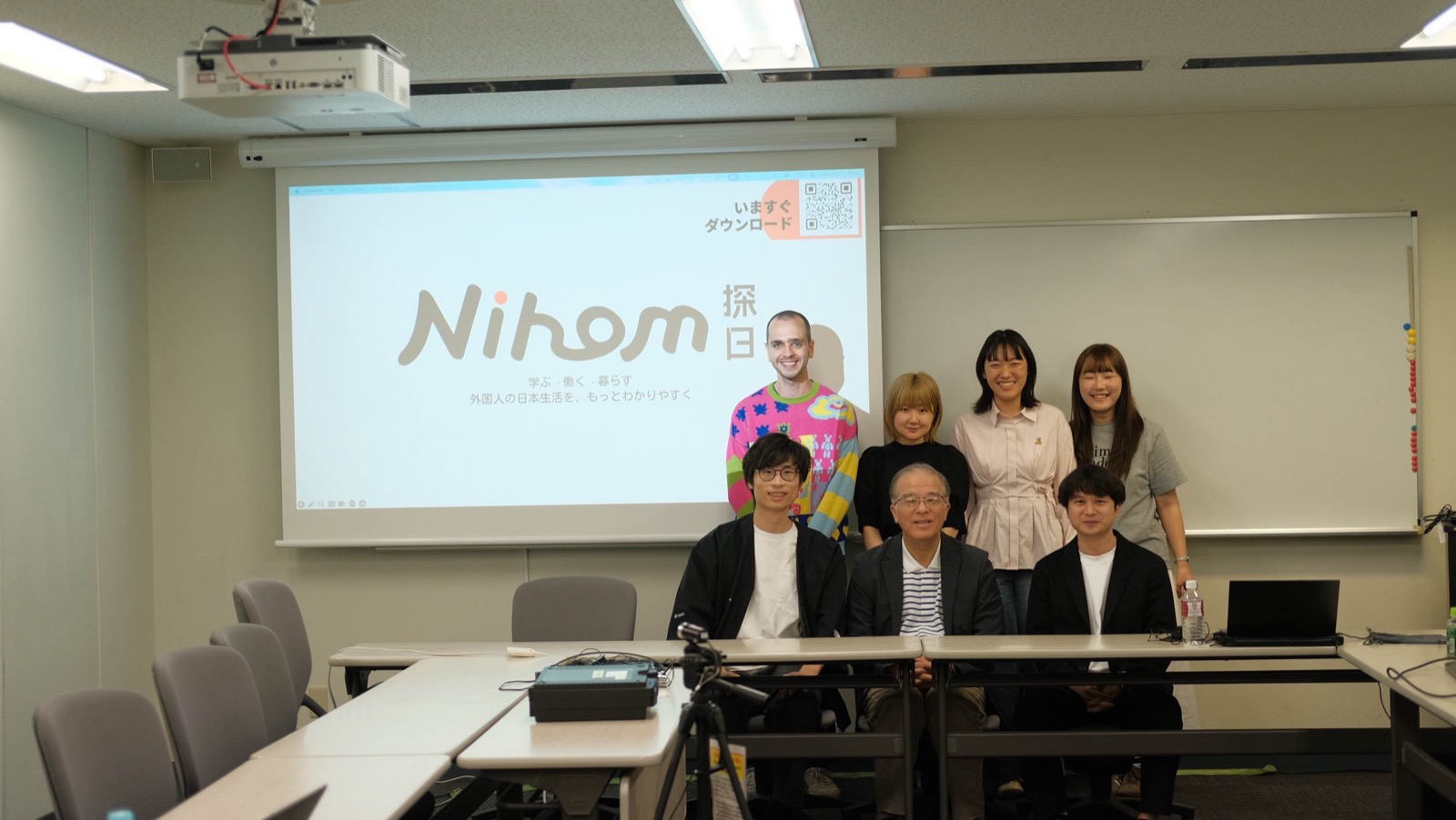 早稲田大学で実施した講演会の様子。NaviNichi 創業メンバーと早稲田大学の教授・学生。